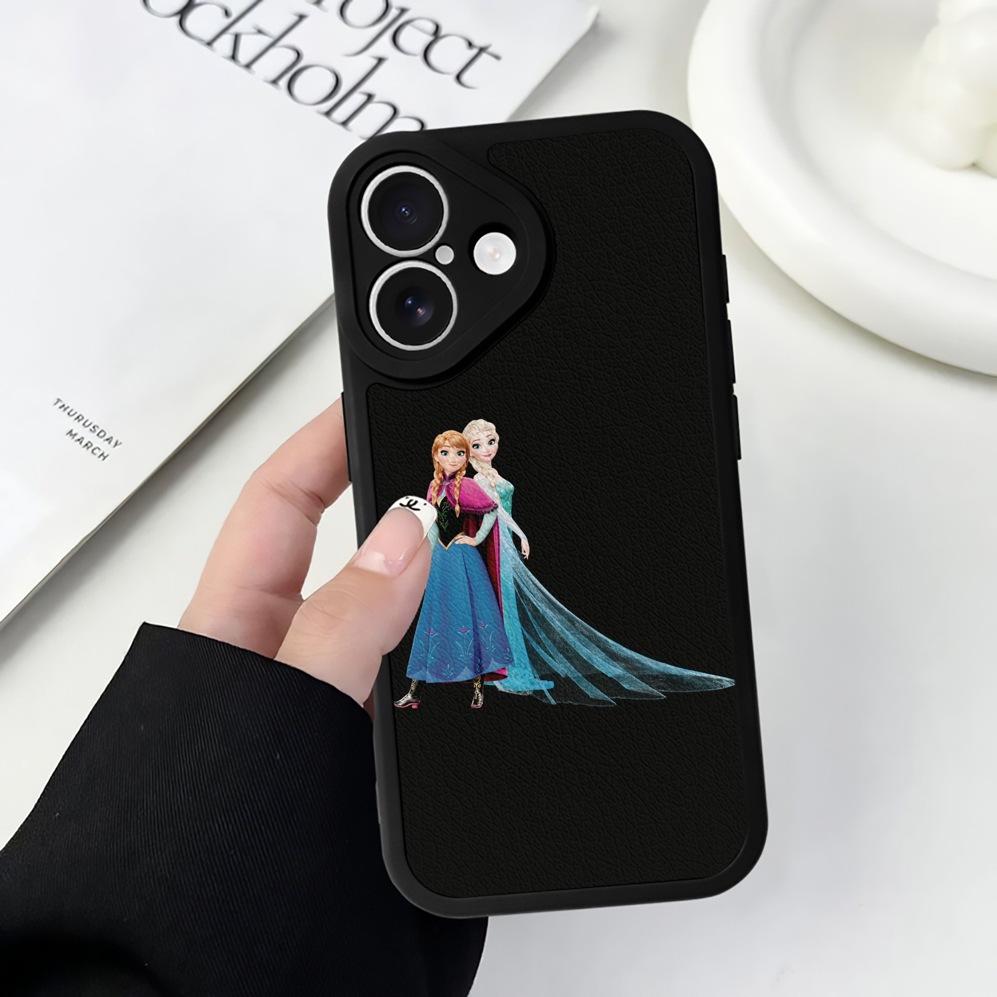 （画像用） アナと雪の女王 アンナ エルサ Frozen Anna Elsa 【iPhone 16シリーズ対応】シリコンスマホケース（レザー調） 材質：シリコン